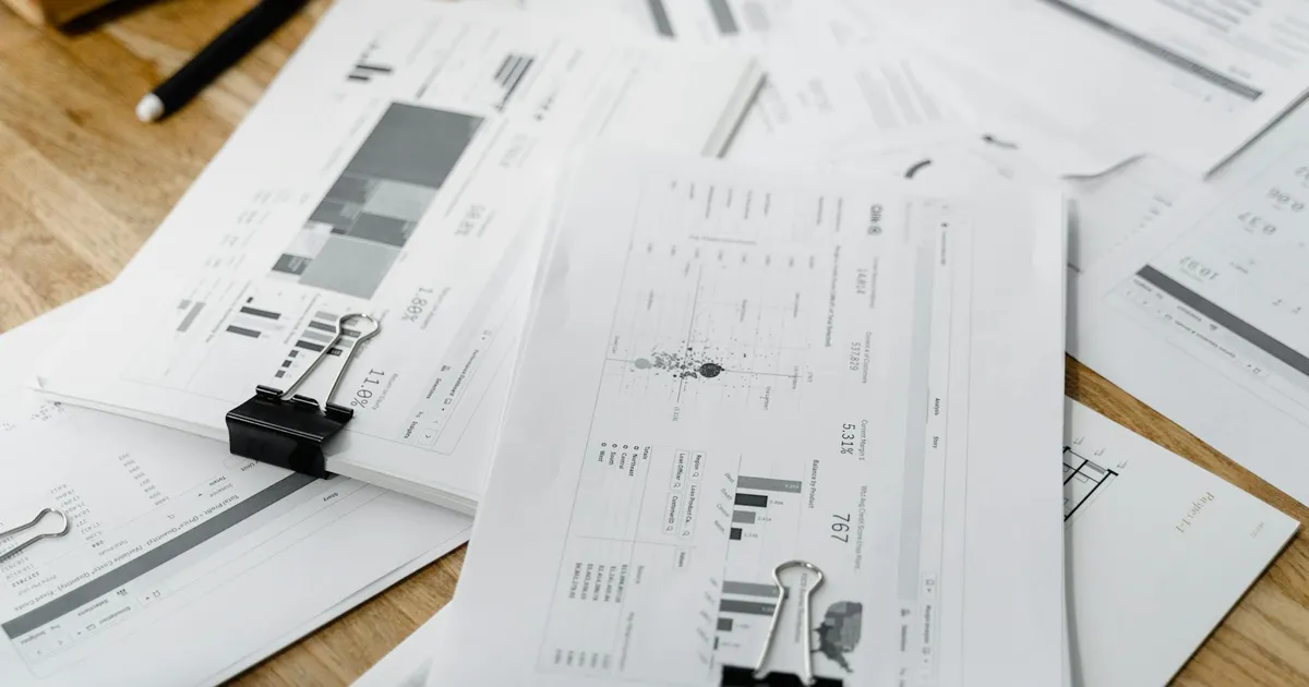 Relatórios financeiros e gráficos analisando dívida corporativa, crédito privado e investimentos.