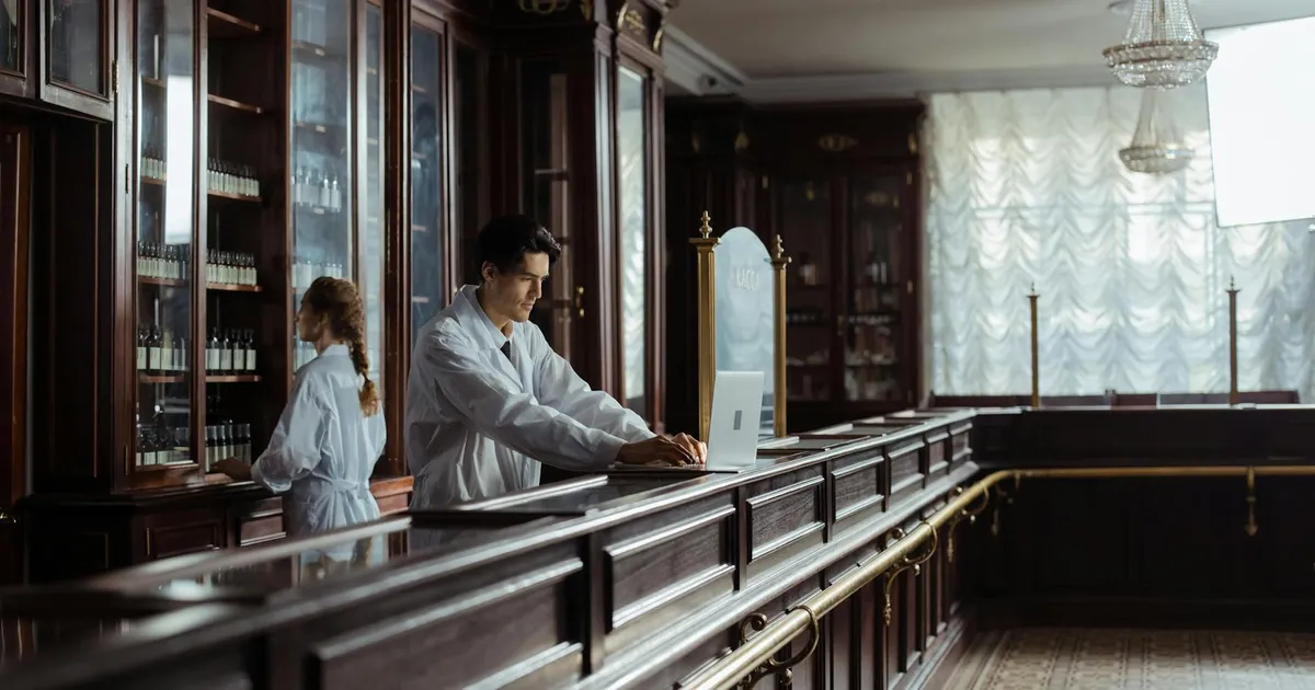 Dividendos Fleury e RD Saúde: Farmacêuticos em farmácia antiga, remetendo à renda passiva das ações.