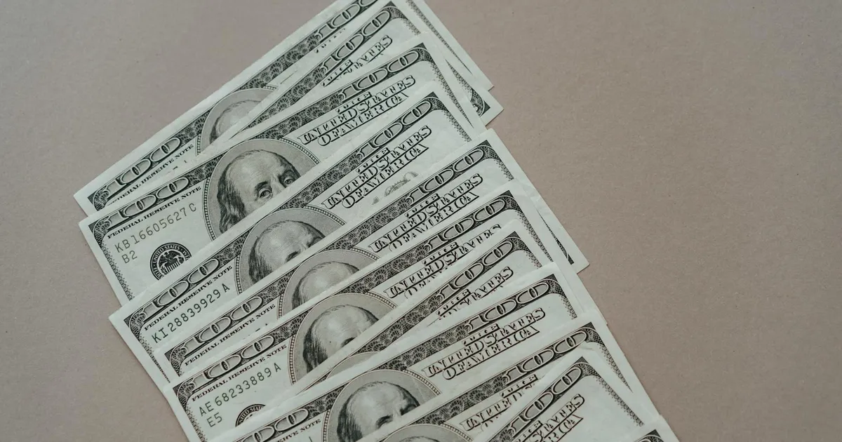 Dólar americano em close-up. Simboliza a alta do Dólar a R$5 e seu impacto na economia brasileira.