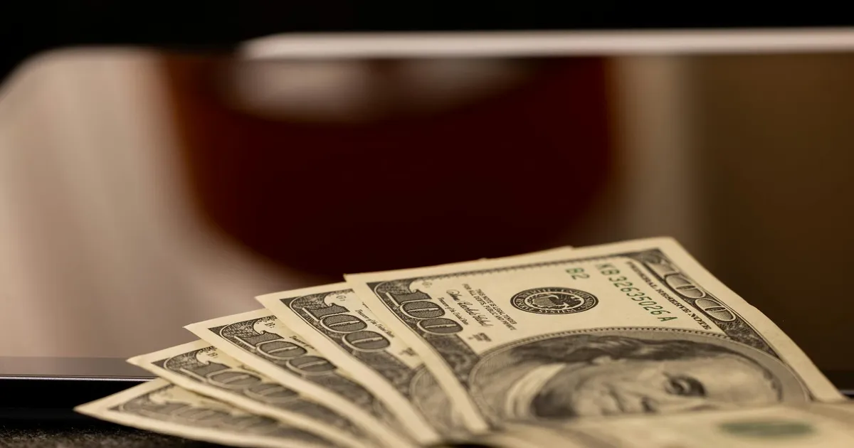 Dólar e notebook: câmbio, investimento em dólar ou NTN-B? Renda fixa e tesouro direto.