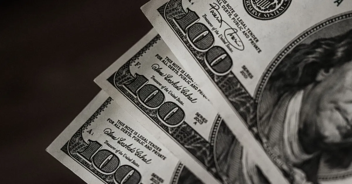 Dólar alto (R$5,20+) impacta Ibovespa, Usiminas, CSN. Sanções internacionais em foco.