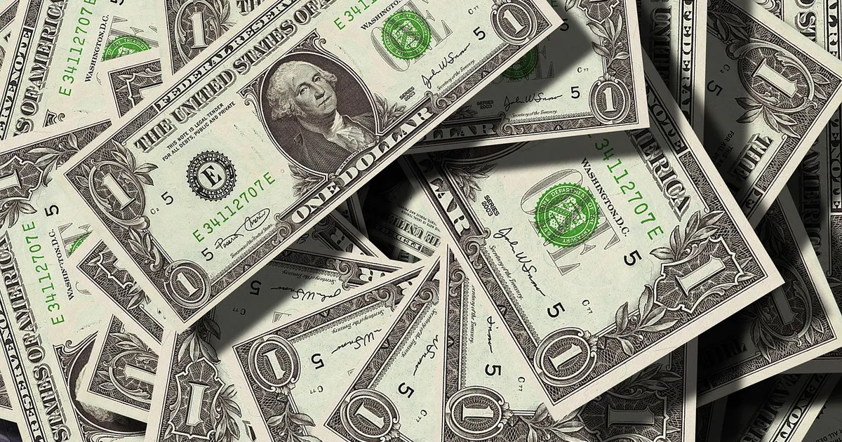 Dólar afunda e fecha abaixo dos R$ 5; Ibovespa em baixa