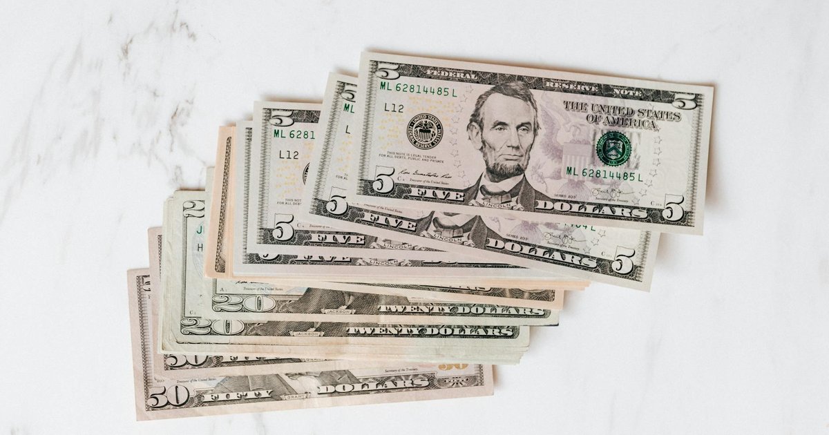 Dólar cede! Entenda por que a moeda fechou em forte queda