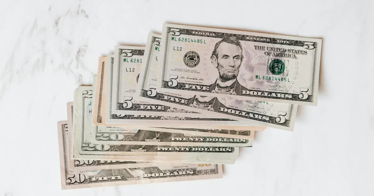 Dólar cede! Entenda por que a moeda fechou em forte queda