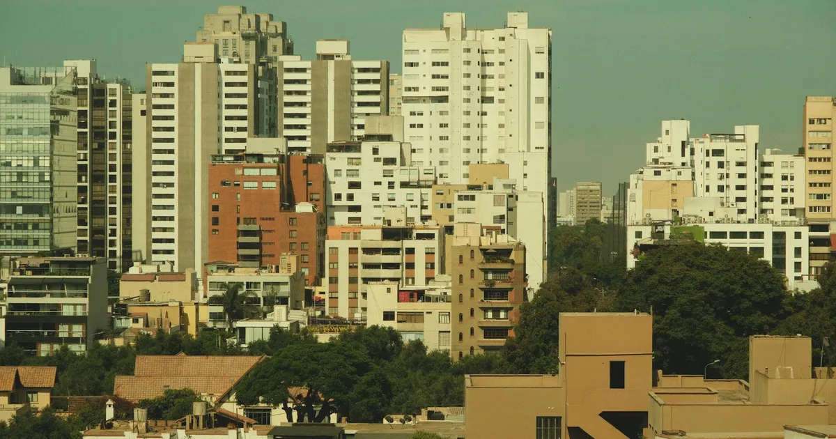 Dólar em Queda: Fundos Imobiliários São a Melhor Opção Agora?