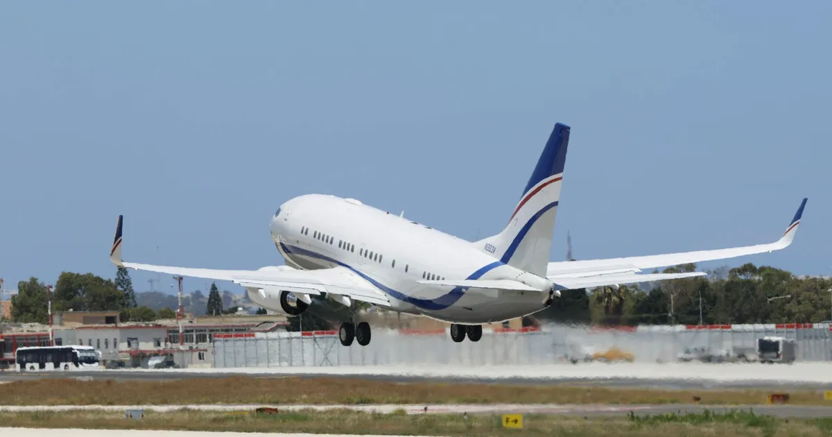 Dólar despenca! Tarifa de Trump e Azul no radar