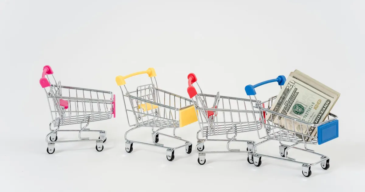 Dólar mais barato: Carrinhos de compras e notas sugerem impacto do câmbio nos preços do supermercado.