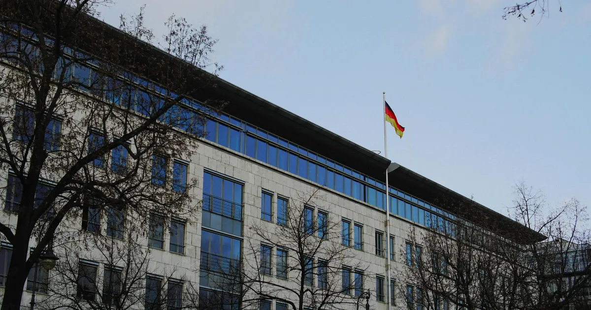 Cenário econômico: Queda do dólar impactada pela saída de Guedes. Banco Central europeu em Frankfurt.