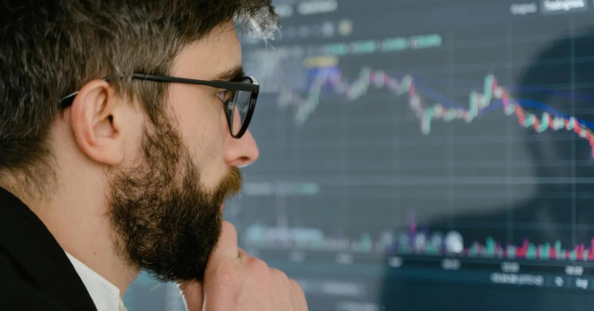 Mercado financeiro tenso: analista observa gráficos da Bolsa com dólar em alta e inflação preocupando.