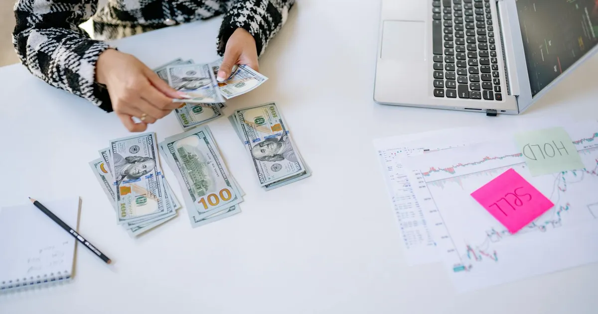 Dólar sobe com commodities em queda e OPA da Sabesp no radar