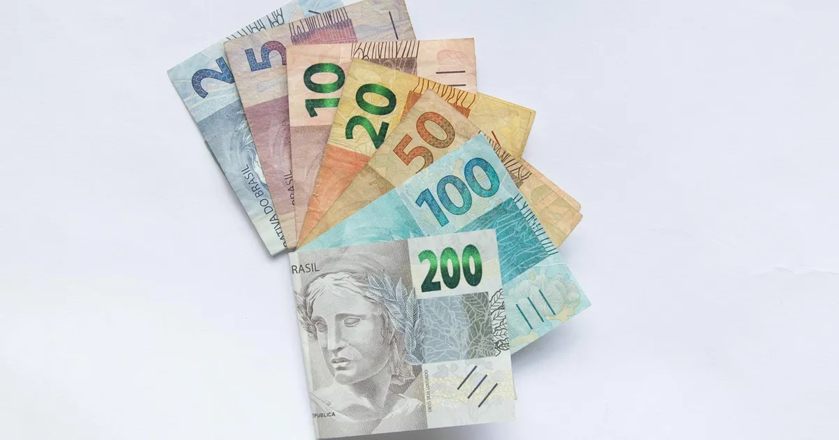 Real brasileiro em alta: notas coloridas ilustram a volta do dólar a R$ 5 e o futuro do câmbio no Brasil.