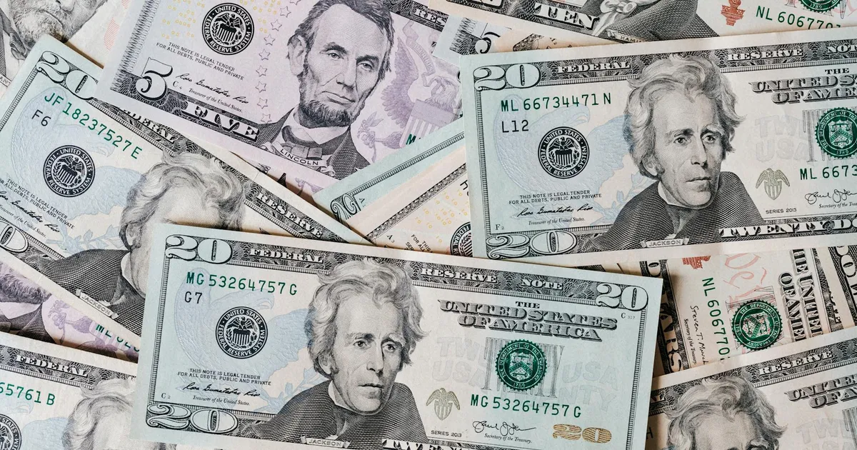 Dólar americano em foco: impacto no câmbio Real, Selic e inflação na próxima semana.