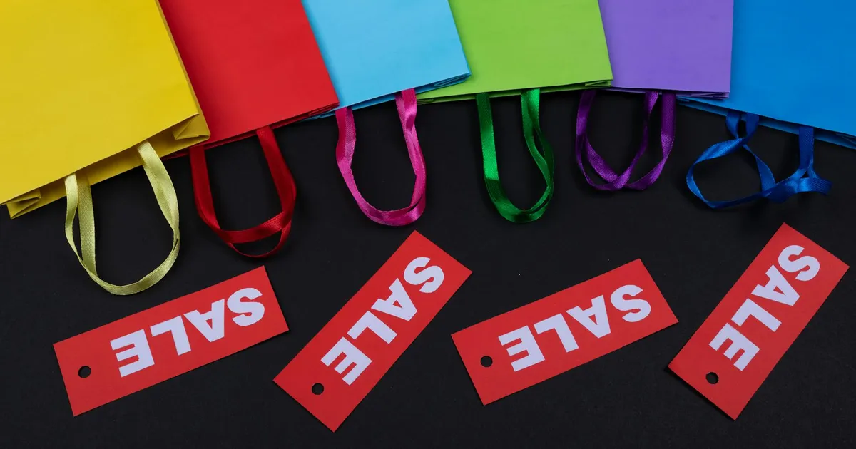 Economia dos EUA: Varejo Surpreende, Mas Sinais de Alerta Crescem