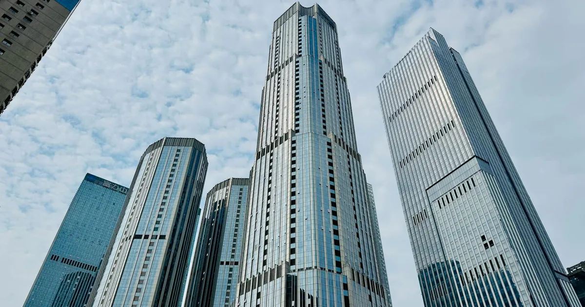 Arranha-céus modernos de Tianjin sob céu nublado. A força econômica do Dragão Chinês no comércio internacional.