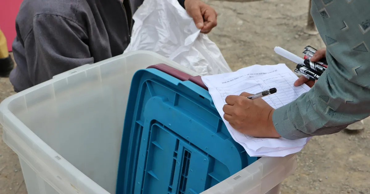 Eleições 2026: Urna eleitoral. Alerta sobre interferência estrangeira nas eleições no Senado e TSE.