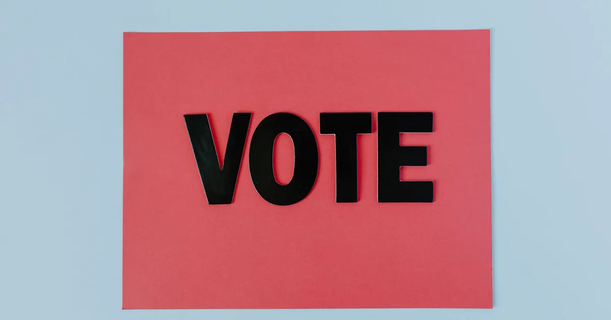 Eleições 2026: 'VOTE' em papel vermelho destaca guerra digital e apagão de dados na pré-campanha.