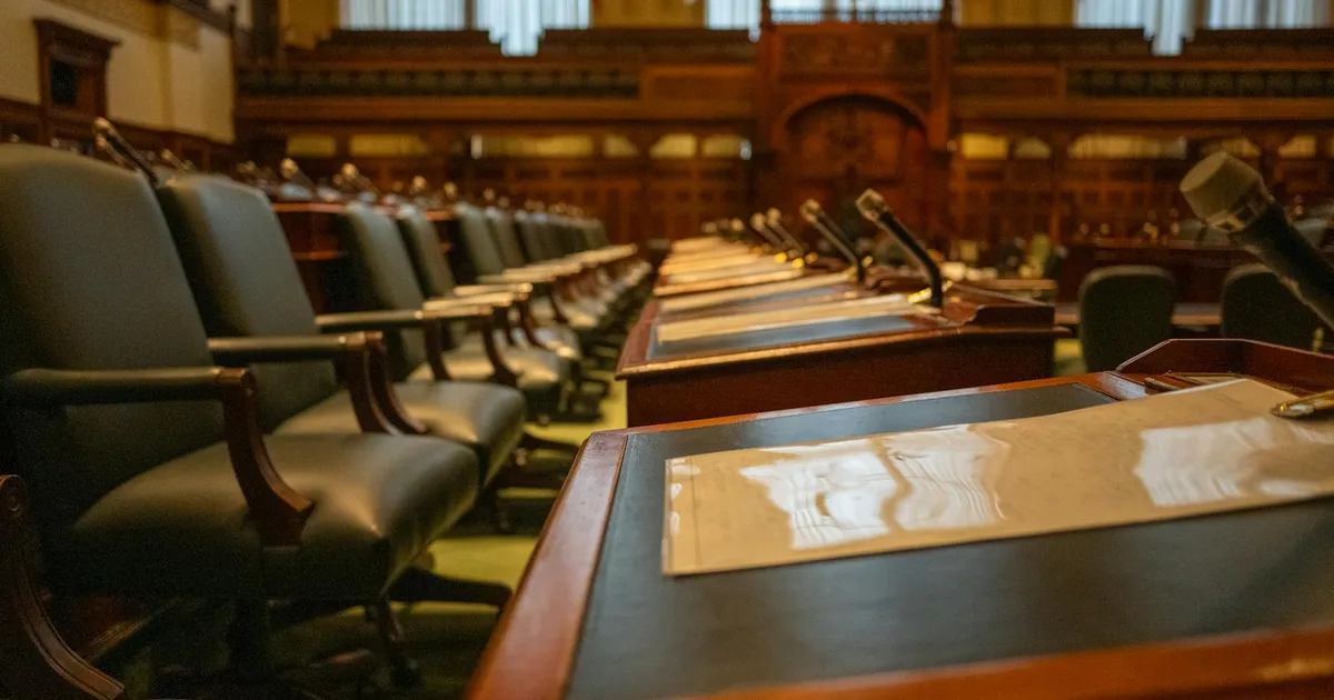 Dança das Cadeiras: Quem Sai, Quem Fica e o Xadrez de 2026