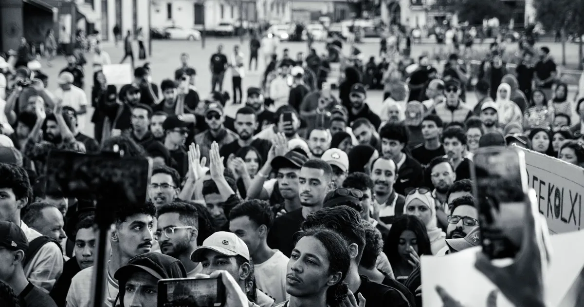 Jovens de SP em busca de centro em 2026. Protesto vibrante inspira cenário eleitoral, refletindo desejo de mudança.