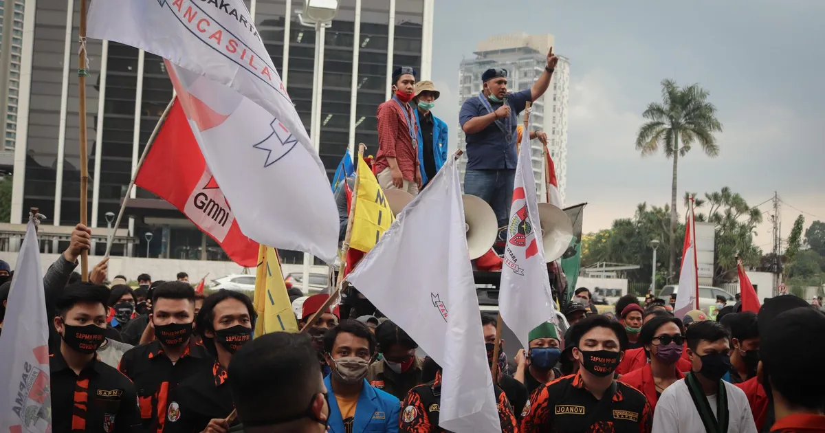 Ativistas em convenção partidária: foco na Presidência das Eleições 2026. PSD, PL, PSOL.