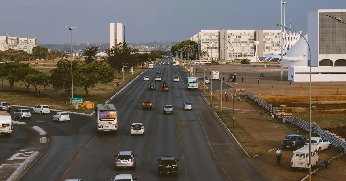 Brasília: Janela partidária e a disputa ao Senado nas Eleições 2026, com o STF e governo ao fundo.