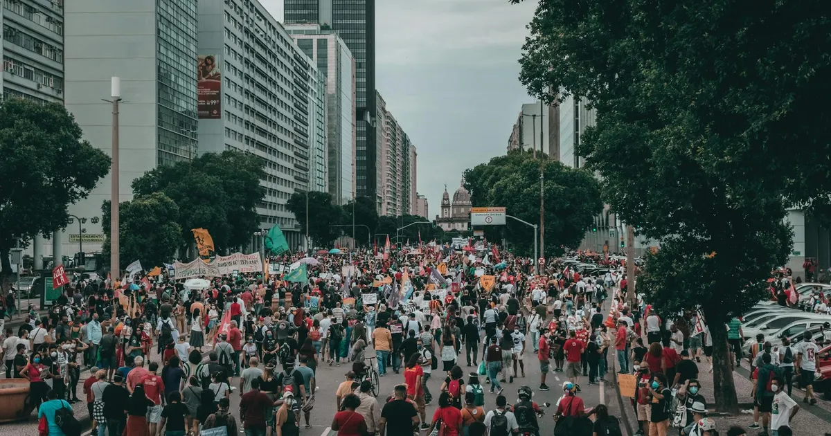 Protesto no Rio de Janeiro ilustra cenário eleitoral acirrado em Pernambuco. Eleições 2026: Lyra (PSD) desafia Campos (PSB...