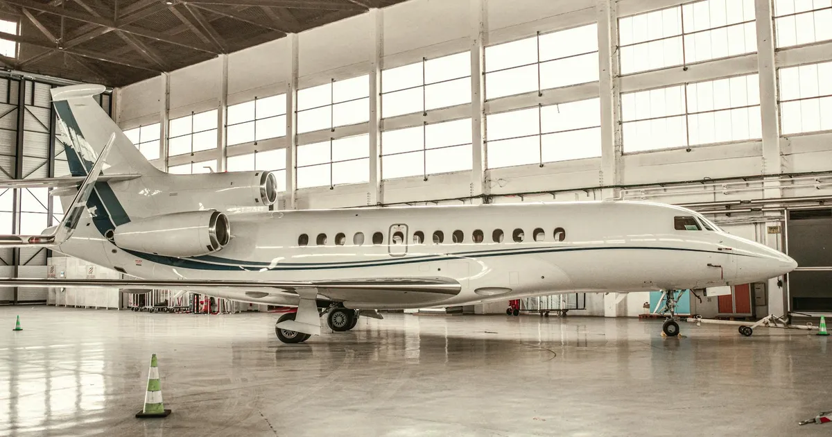 Embraer: Jato executivo em hangar. Mudanças na diretoria financeira impactam o mercado?