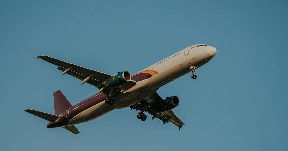 Embraer: avião comercial em voo. Entregas da Embraer disparam no 1º trimestre.