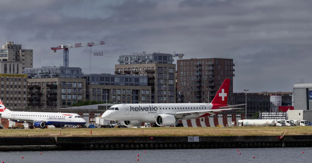 Embraer: aviões em aeroporto, impulsionando setor com vendas para Gol e Avianca.