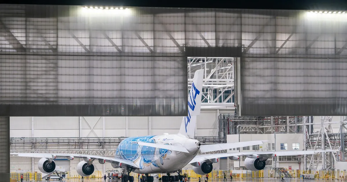 Embraer: jato elegante no hangar ilumina acordo bilionário na B3, impulsionando ações aéreas EMBJ3.