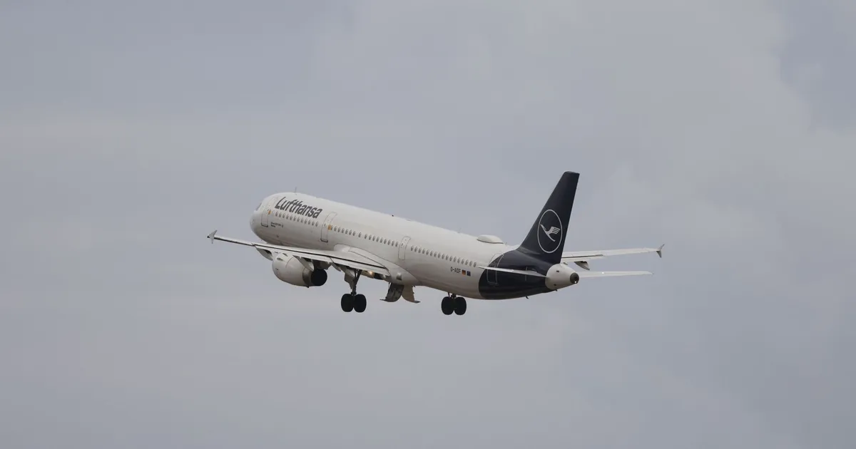 Embraer E2 decola sob céu nublado, símbolo do sucesso de 500 encomendas para o setor aeronáutico.