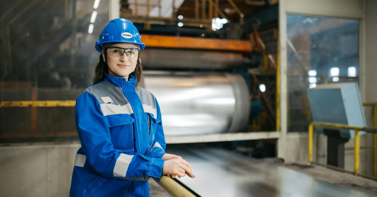 Trabalhadora em fábrica: emprego industrial e segurança no mercado de trabalho, pesquisa FGV.