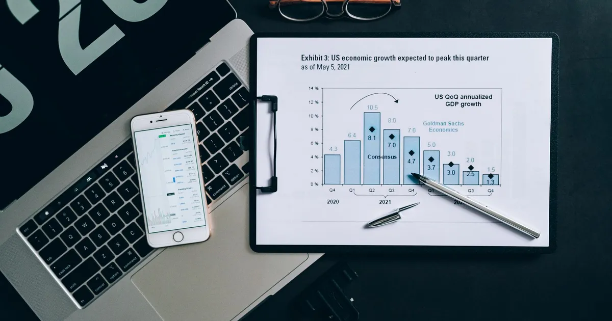 Análise financeira de novos negócios e tecnologia: laptop, smartphone, gráfico.