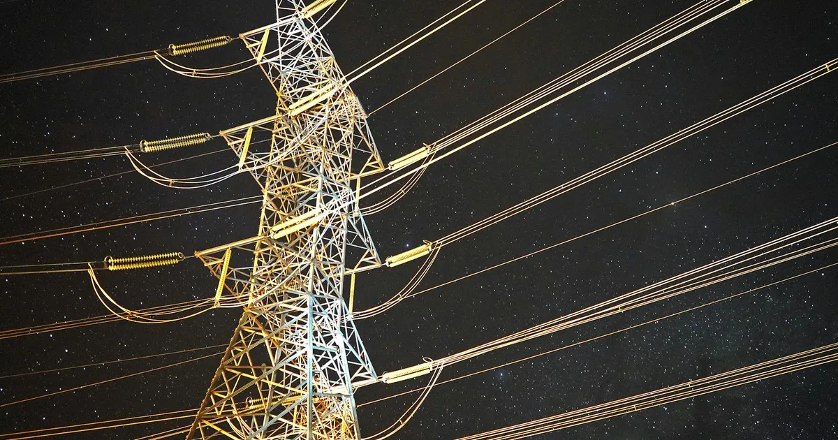 Torre de energia ilustra mudanças na Enel SP e possíveis impactos na conta de luz após decisões da Aneel.