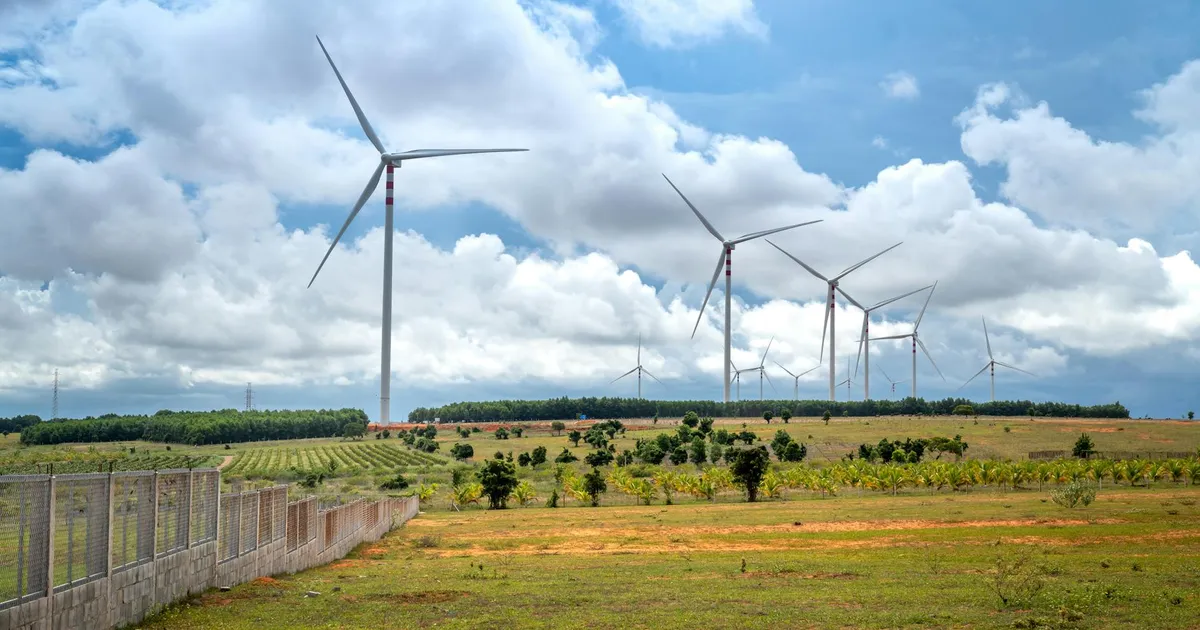 Energia renovável e Eleições 2026: Turbinas eólicas em campo, tema central no debate presidencial.