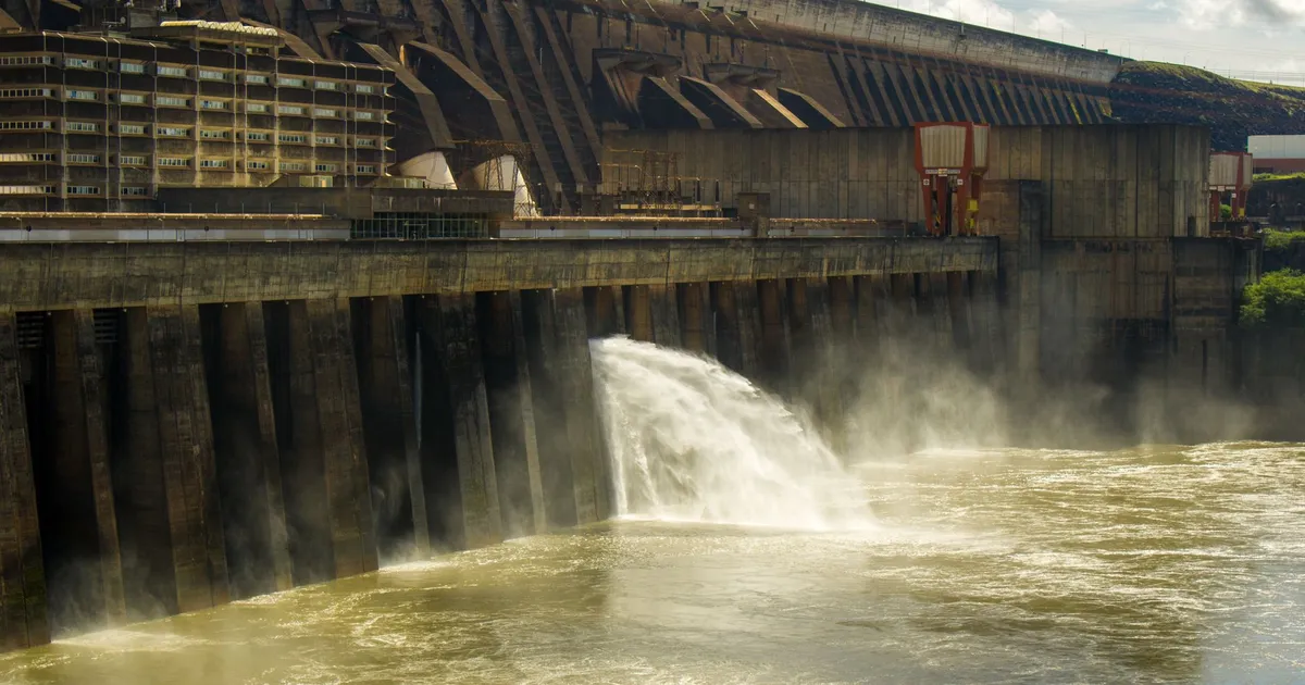 Usina hidrelétrica Jirau da Engie libera água no Rio Paraná, evidenciando investimento em frota.