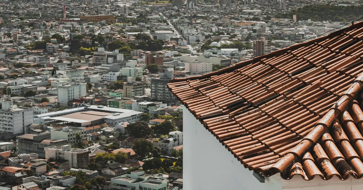 Espírito Santo: vista aérea urbana com telhados, cenário acirrado para Senado e Governo em Eleições 2026.
