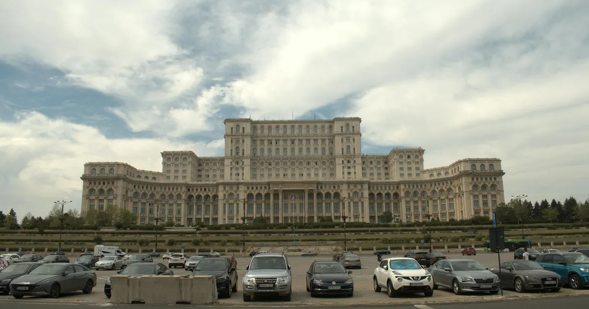 Estatais: Palácio do Parlamento na Romênia. Prejuízo recorde impacta orçamento e Congresso no governo Lula.