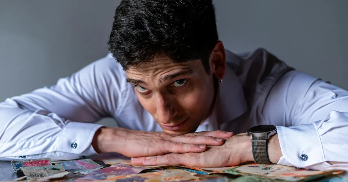 Jovem reflete sobre dinheiro argentino em meio a estímulos econômicos, Selic e desigualdade social no Brasil.