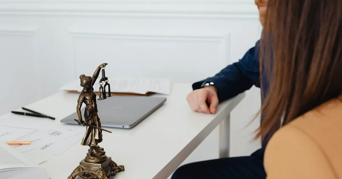 Debate ético no judiciário: juízes, Lady Justice e documentos legais. OAB e STF em discussão.