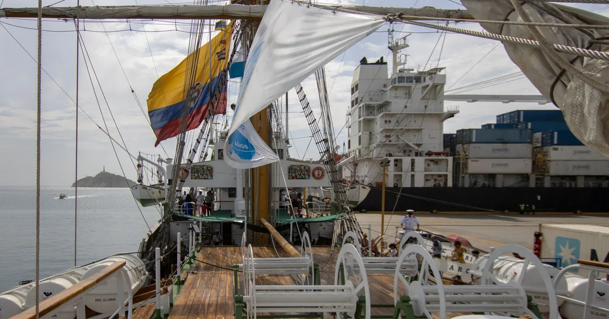 Navio de carga com bandeiras brasileiras e americanas em porto, simbolizando tarifas EUA sobre exportações, agronegócio e ...