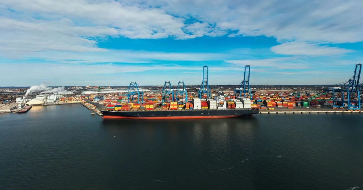 Navio de carga com contêineres: impacto da tarifa dos EUA no comércio exterior do Brasil.