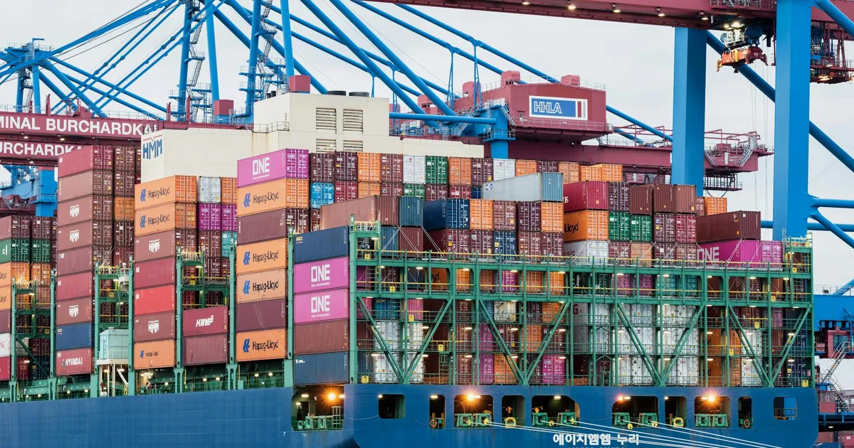 Navio cargueiro em Hamburgo ilustra disputa comercial Brasil x EUA sobre tarifas e sanções. Comércio internacional em foco.