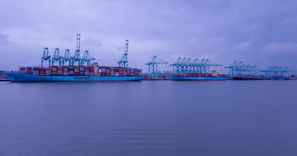 Navios cargueiros EUA x Brasil em porto industrial, sugerindo tarifas comerciais e comércio internacional.