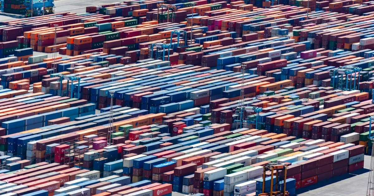 Porto movimentado EUA, contêineres de carga refletem aumento de importações e déficit comercial em março.
