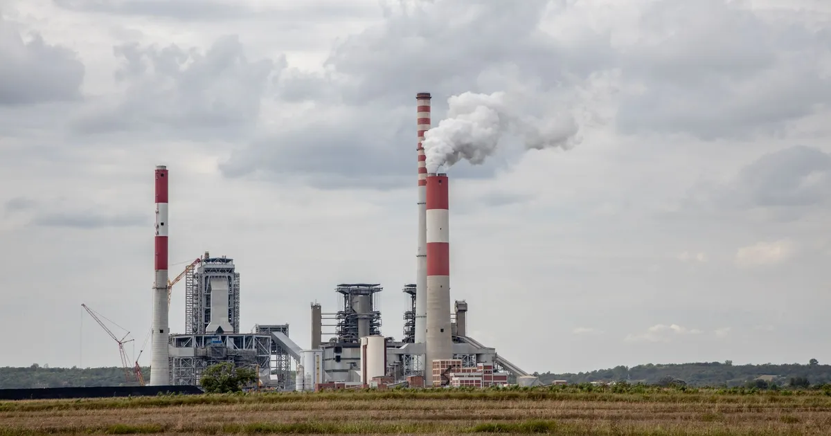 Planta de energia com chaminés emitindo fumaça, EUA: carvão e emprego sinalizam rumo da economia americana.