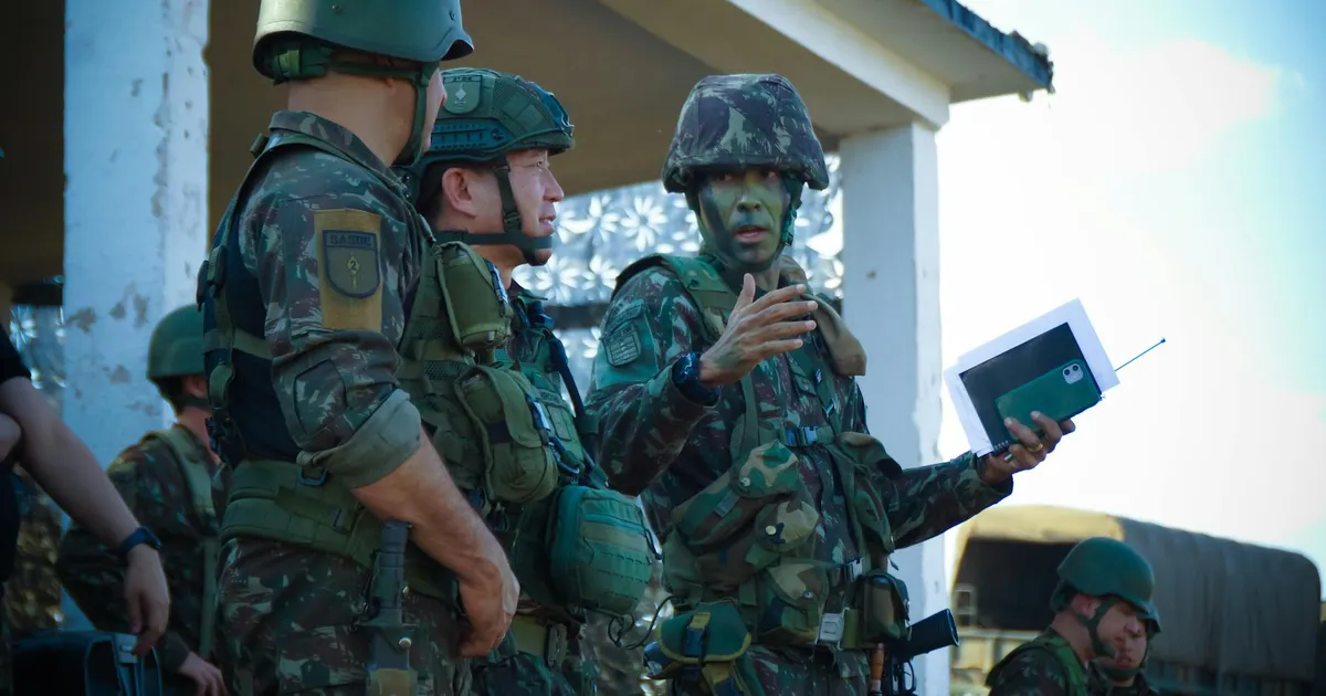 Militares em treinamento tático, símbolo da tensão política e relações EUA-Brasil em foco para Lula e Eleições 2026.