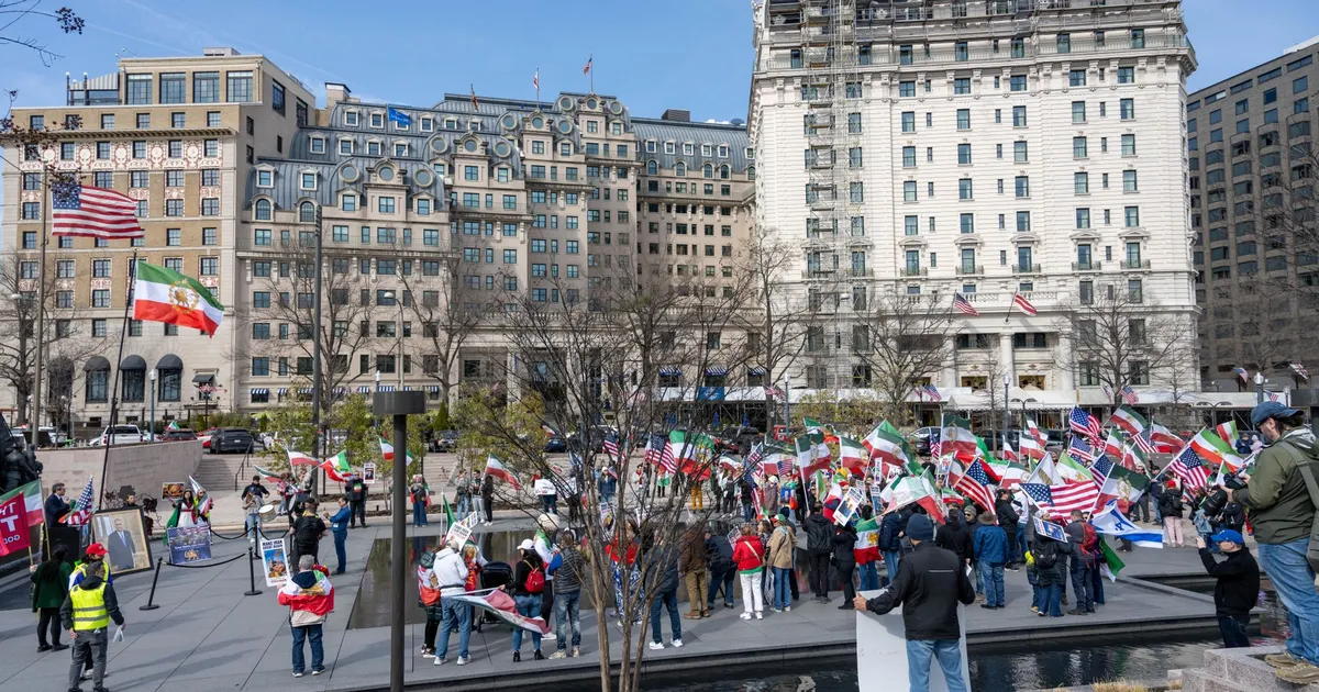Manifestantes EUA-Irã em Lafayette Square, Washington, com prédios históricos, impulsionando Ibovespa e petróleo.