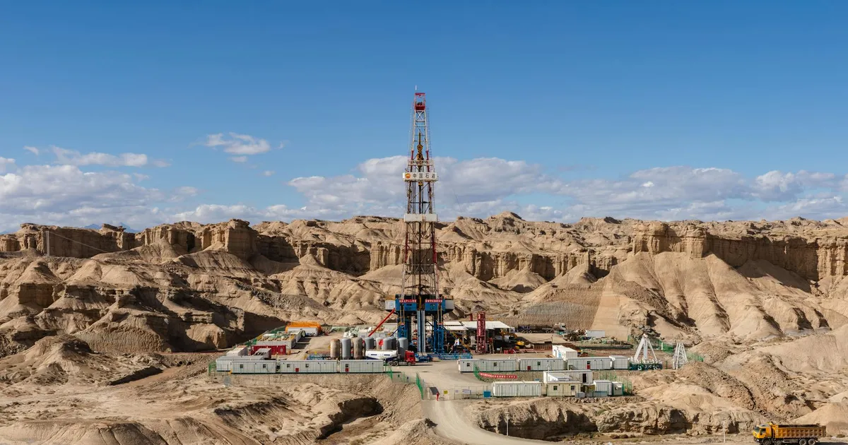 Petróleo: Plataforma no deserto ilustra tensões EUA-Irã impactando preço e Petrobras na B3.