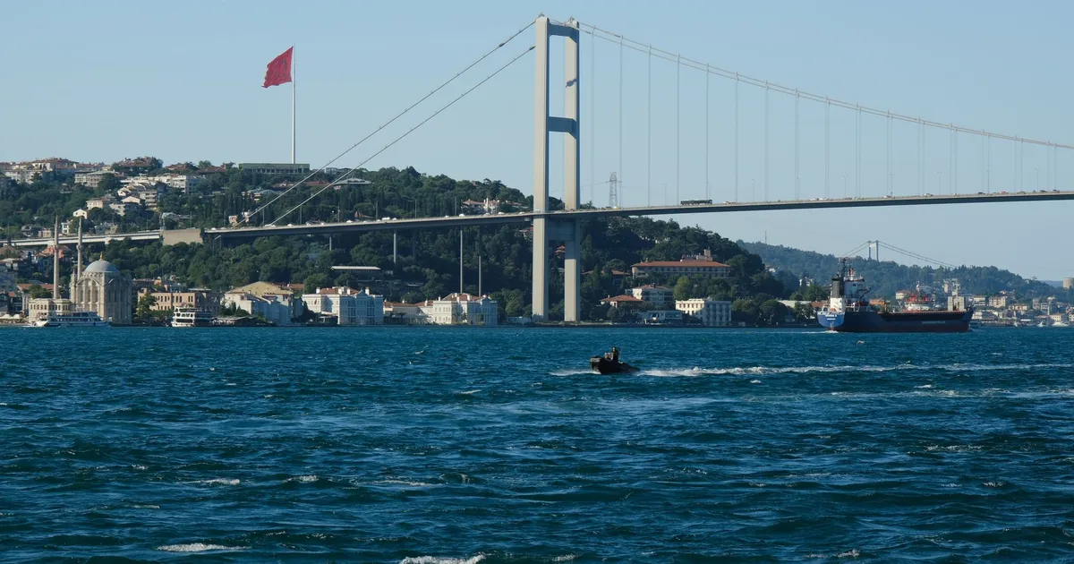 Ponte de Istambul simboliza tensões EUA-Irã no Oriente Médio, impactando economia brasileira.