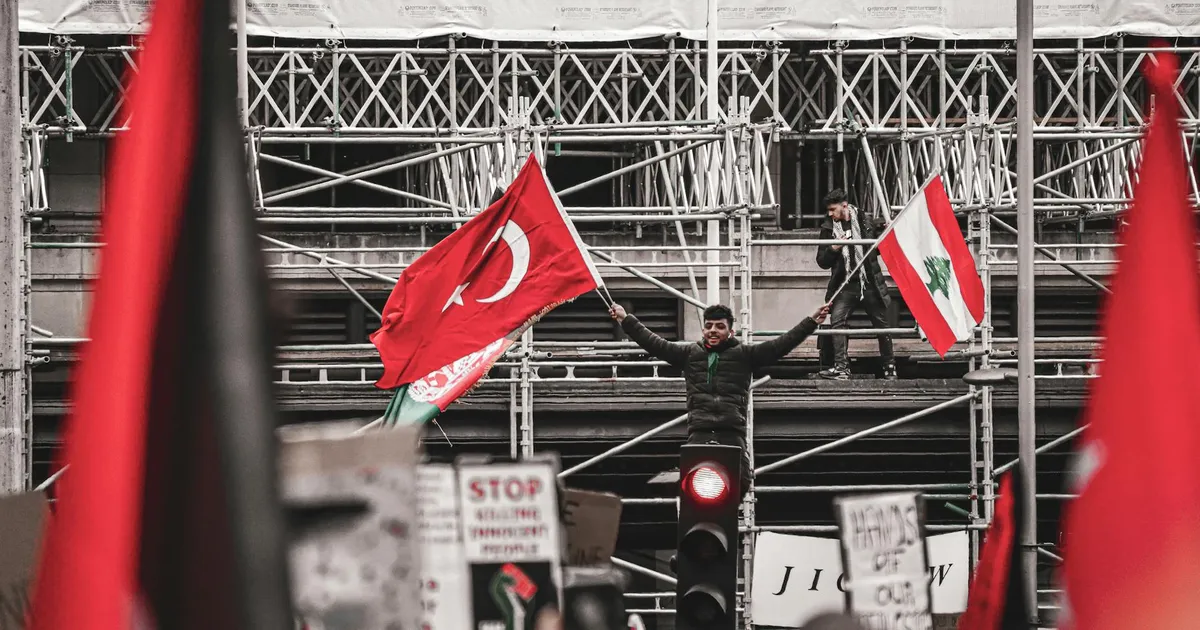 Protesto com bandeiras turca e libanesa. Crise no Oriente Médio expõe fragilidade dos EUA e impacta o Brasil.